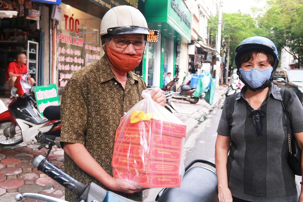 Người Hà Nội xếp hàng dài đợi cả tiếng mua bánh Trung thu truyền thống