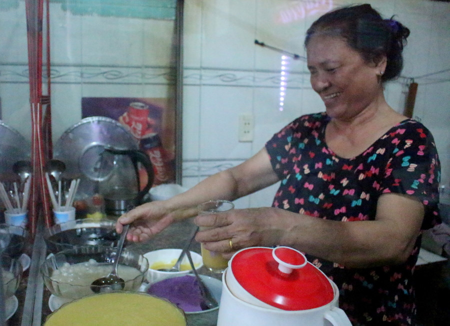 Người Sài Gòn ăn chè Huế 20 năm, quán nhỏ 'nuôi' ba thế hệ