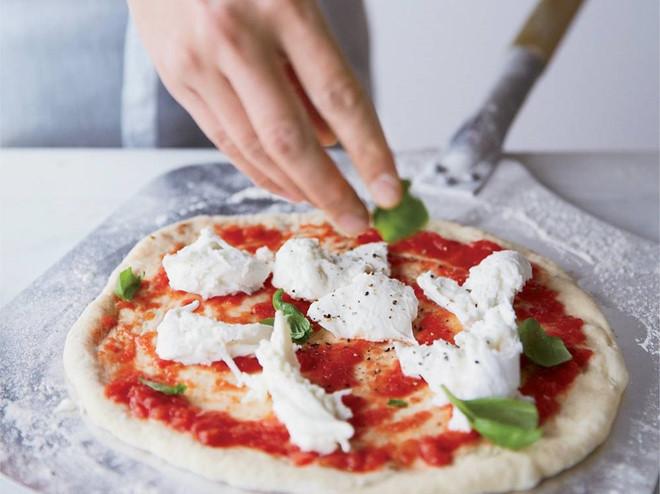 Nơi nào ở Italy là quê hương của món pizza hiện đại?