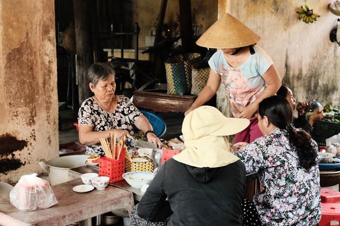Quang Vinh tự đi chợ lựa cá, ăn bánh khoái ở Huế