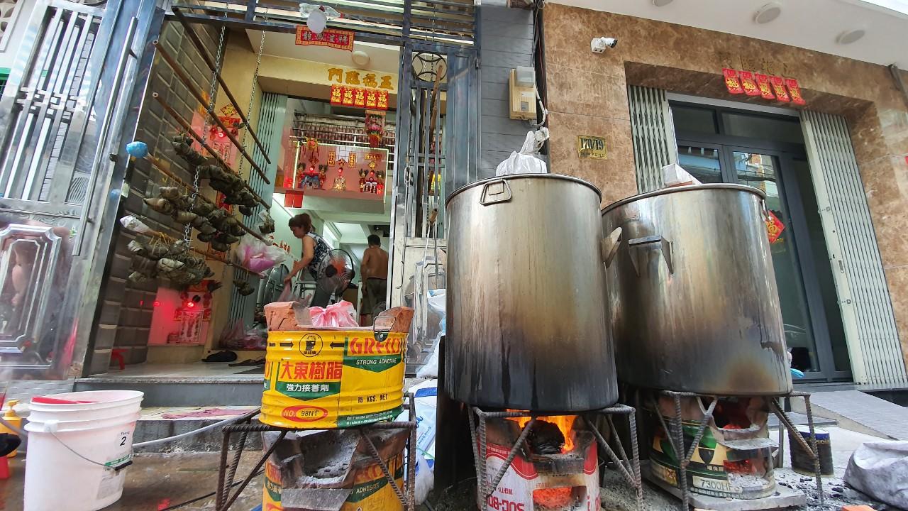 Tết Đoan Ngọ: Người Hoa ở Chợ Lớn nấu bánh bá trạng không kịp bán