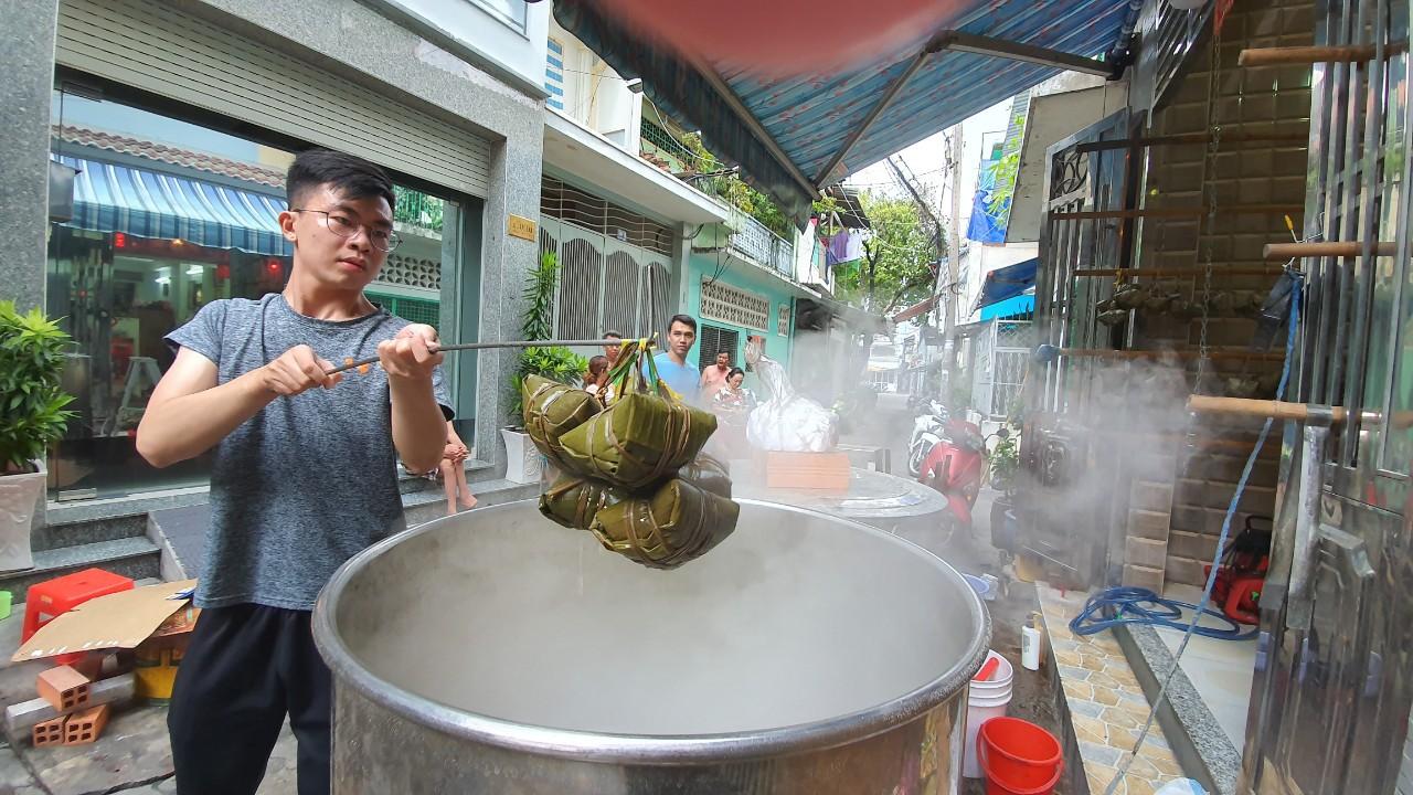 Tết Đoan Ngọ: Người Hoa ở Chợ Lớn nấu bánh bá trạng không kịp bán
