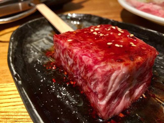 Thịt bò khổng lồ, mỗi lần gọi phải bằng tính ký tại nhà hàng Nhật này