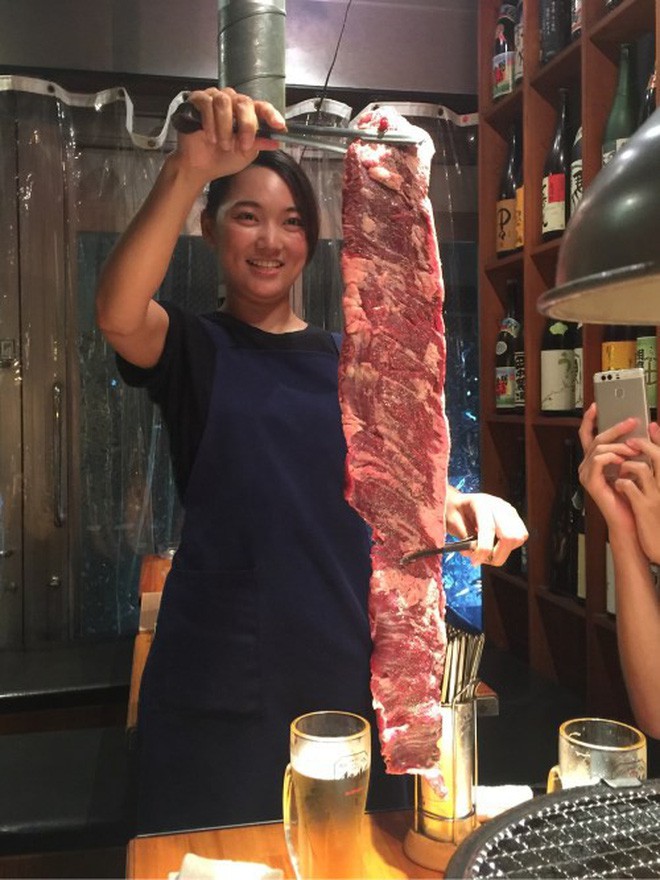 Thịt bò khổng lồ, mỗi lần gọi phải bằng tính ký tại nhà hàng Nhật này