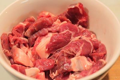 Thịt bò trộn dưa leo và hành tây mềm thơm hấp dẫn
