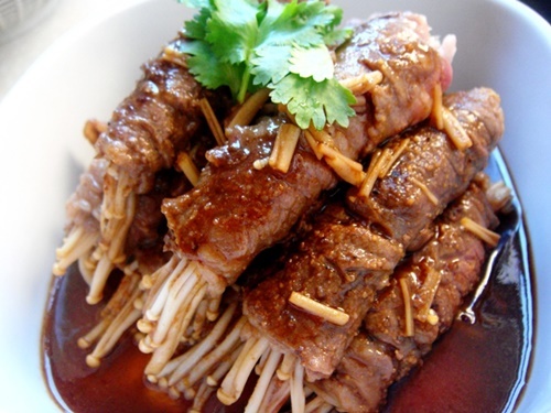 Thơm ngon món nướng - thịt bò sa tế cuộn nấm kim châm