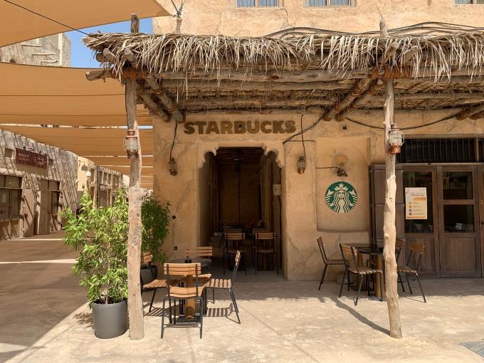 Tiệm Starbucks kiểu 'vách đá mái lá' ở Dubai