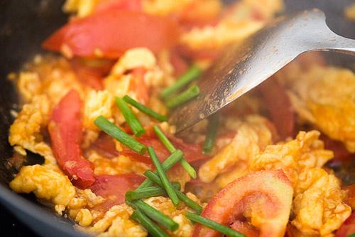 Trứng chưng cà chua: Món ăn ngon, rẻ cho ngày mưa gió
