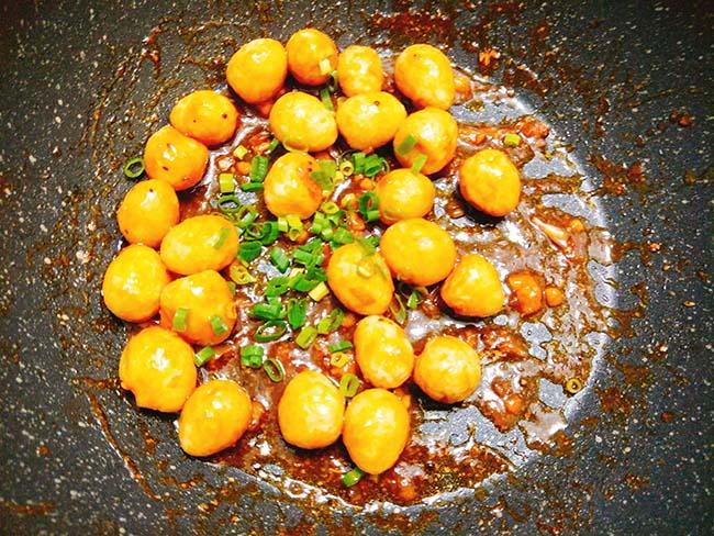 Trứng cút sốt chua ngọt dễ làm, dễ ăn lại cực trôi cơm trong thời tiết nóng nực