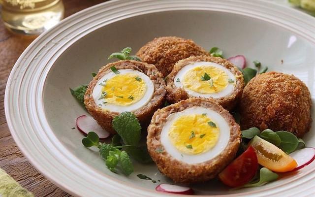 Trứng gà bọc thịt chiên xù thơm ngon chấm cùng các loại sốt, bạn sẽ tiếc sao không làm món này sớm hơn trong thực đơn của mình