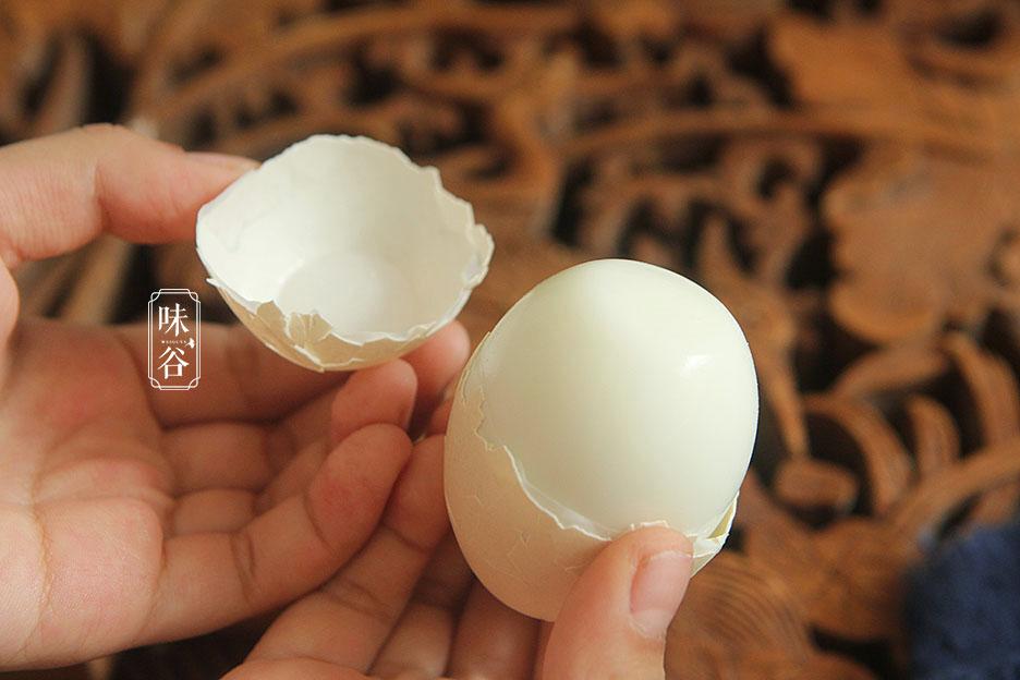 Trứng luộc đừng chỉ có mỗi nước lạnh, thêm 2 thứ này vào trứng chín mềm, vỏ dễ bóc