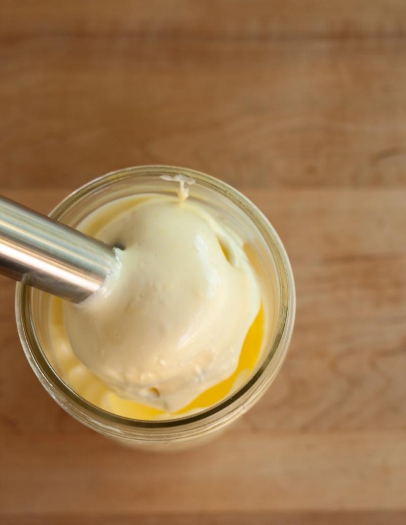 Tự làm sốt mayonnaise thật dễ dàng với máy xay sinh tố