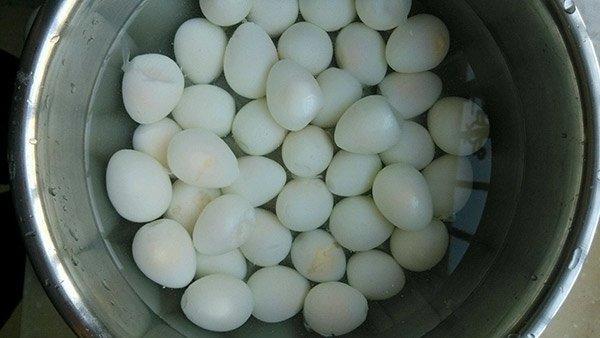 Tuyệt chiêu làm trứng cút om vừa ngon lại rẻ, trôi cơm bất ngờ