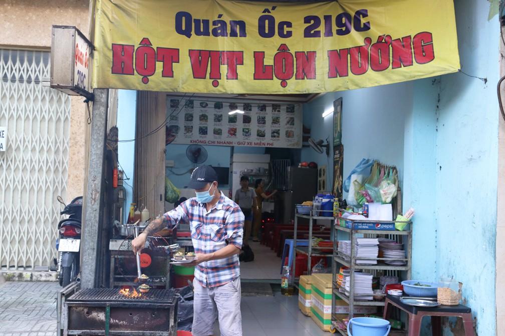 Vịt lộn nướng muối ớt nhìn ‘kinh dị’ mà người Sài Gòn ăn đông, ngày bán 800 trứng