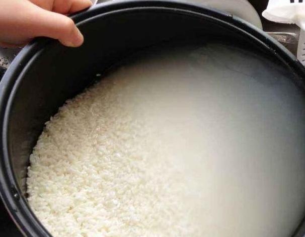 Vo gạo bao lần là đủ, nấu cơm bằng nước sôi hay lạnh? Nhiều người làm sai nên không ngon
