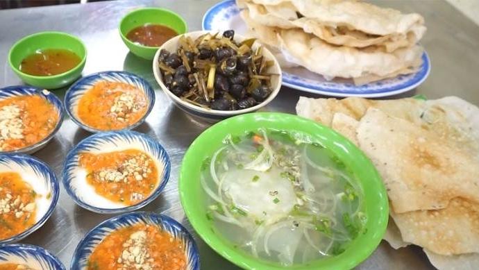 Đủ món đặc sản miền Trung 'hiếm có khó tìm' trong quán lề đường Sài Gòn