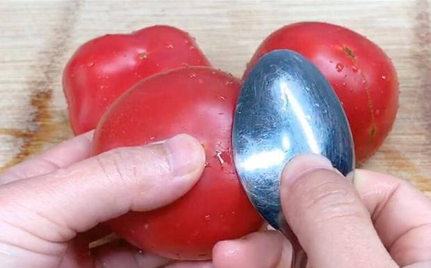 Không cần dùng nước sôi để lột vỏ cà chua, học chiêu này 10 giây là bóc xong vỏ