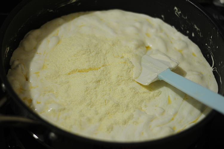 Bánh bông tuyết chà bông trứng muối cho năm mới