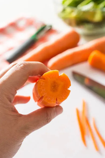 Cà rốt đừng thái lát, đem cắt hình bông hoa theo cách cực dễ này, món ăn đẹp hơn hẳn