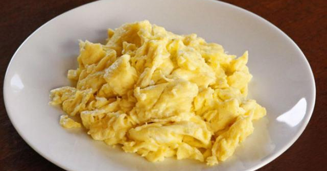 Chiên trứng đừng dùng xẻng đảo, đầu bếp dùng dụng cụ này trứng mềm ngon, cực dễ ăn