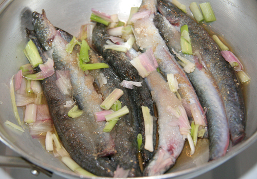 Đậm đà cá kèo kho rau răm