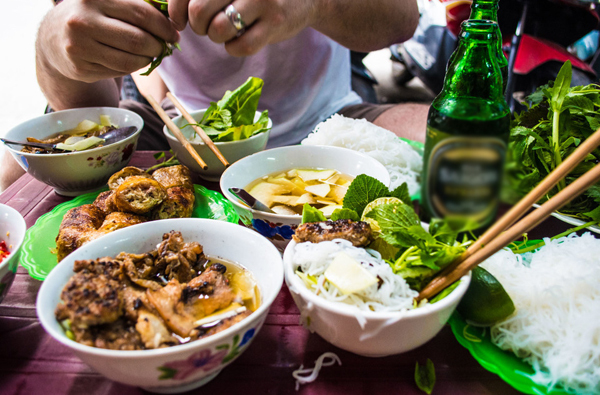 Khách Tây mách tuyệt chiêu ăn hàng ở Việt Nam