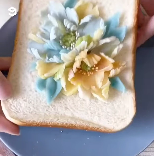 Không thể tin được món bánh sandwich quen thuộc lại có thể đẹp đến thế chỉ với mẹo từ chiếc dao nhỏ xíu!