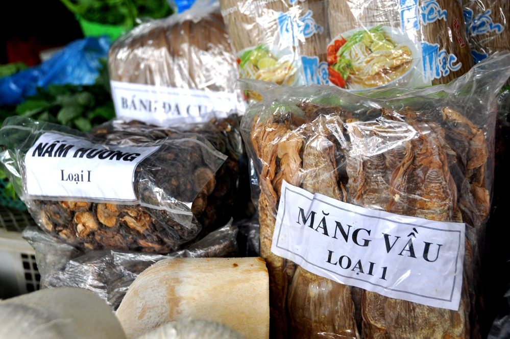Không thiếu món gì ở chợ đặc sản miền Bắc giữa Sài Gòn