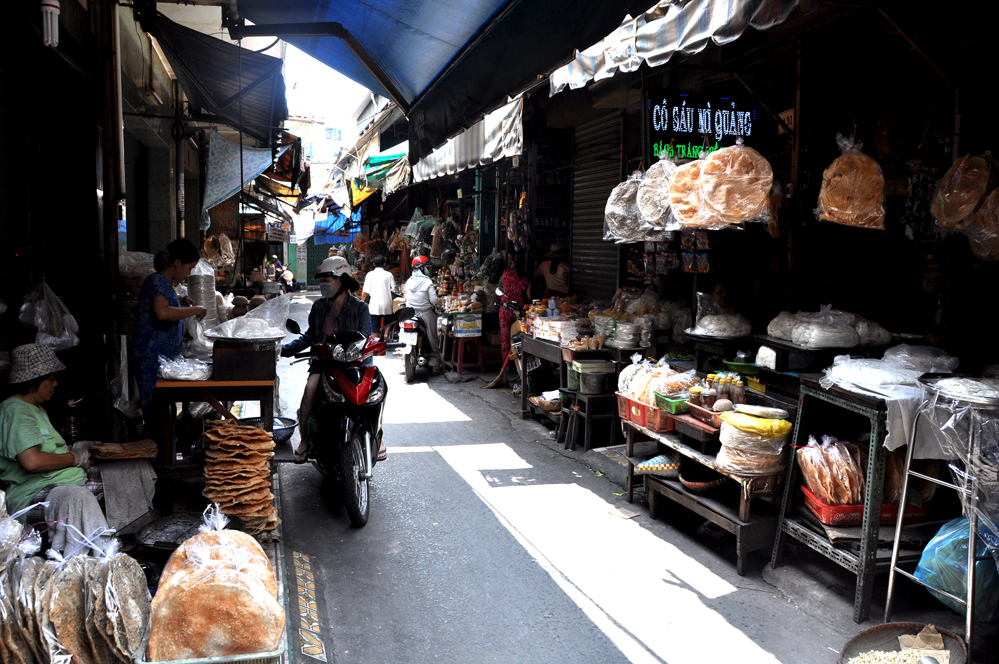 Một vòng chợ xứ Quảng Sài Gòn, kiếm đủ đồ ngon