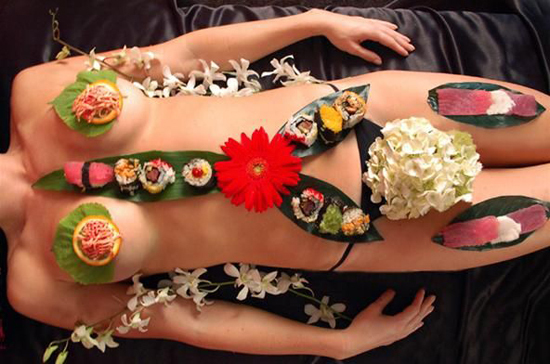 Nghệ thuật ăn sushi trên người trinh nữ ở Nhật