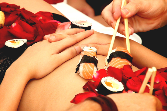 Nghệ thuật ăn sushi trên người trinh nữ ở Nhật
