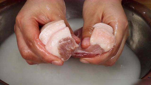 Rửa thịt với nước càng rửa càng bẩn, ngâm thịt trong thứ này, 10 phút sạch bong
