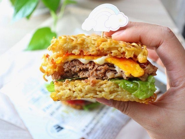 Tự tay làm món hamburger từ mì ăn liền đảm bảo các bé thích mê