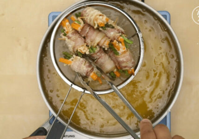 Làm thịt xông khói cuộn nấm kim châm và măng tây theo cách này ngon vô cùng