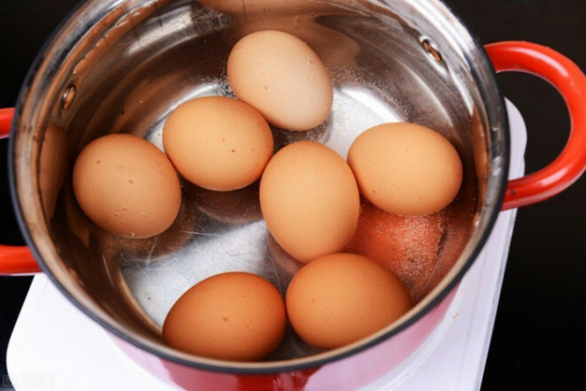 Luộc trứng quá đơn giản, thêm 1 miếng này vào nồi, tách vỏ dễ như chơi