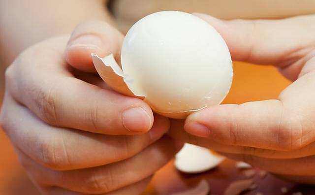 Luộc trứng quá đơn giản, thêm 1 miếng này vào nồi, tách vỏ dễ như chơi