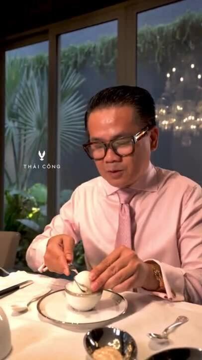 NTK Thái Công ăn trứng vịt lộn bằng 'bộ đồ nghề' 50 triệu đồng