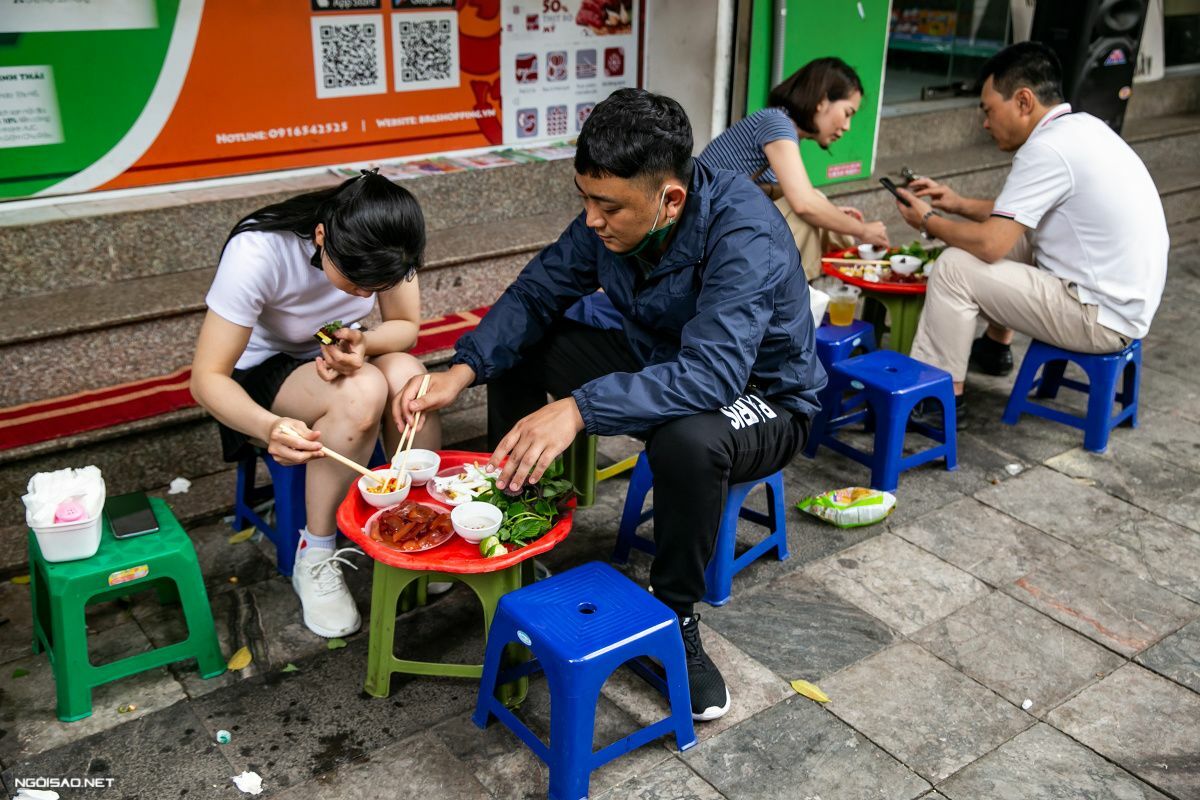 Quán sứa vỉa hè gần 80 năm đông nghịt khách ở Hà Nội