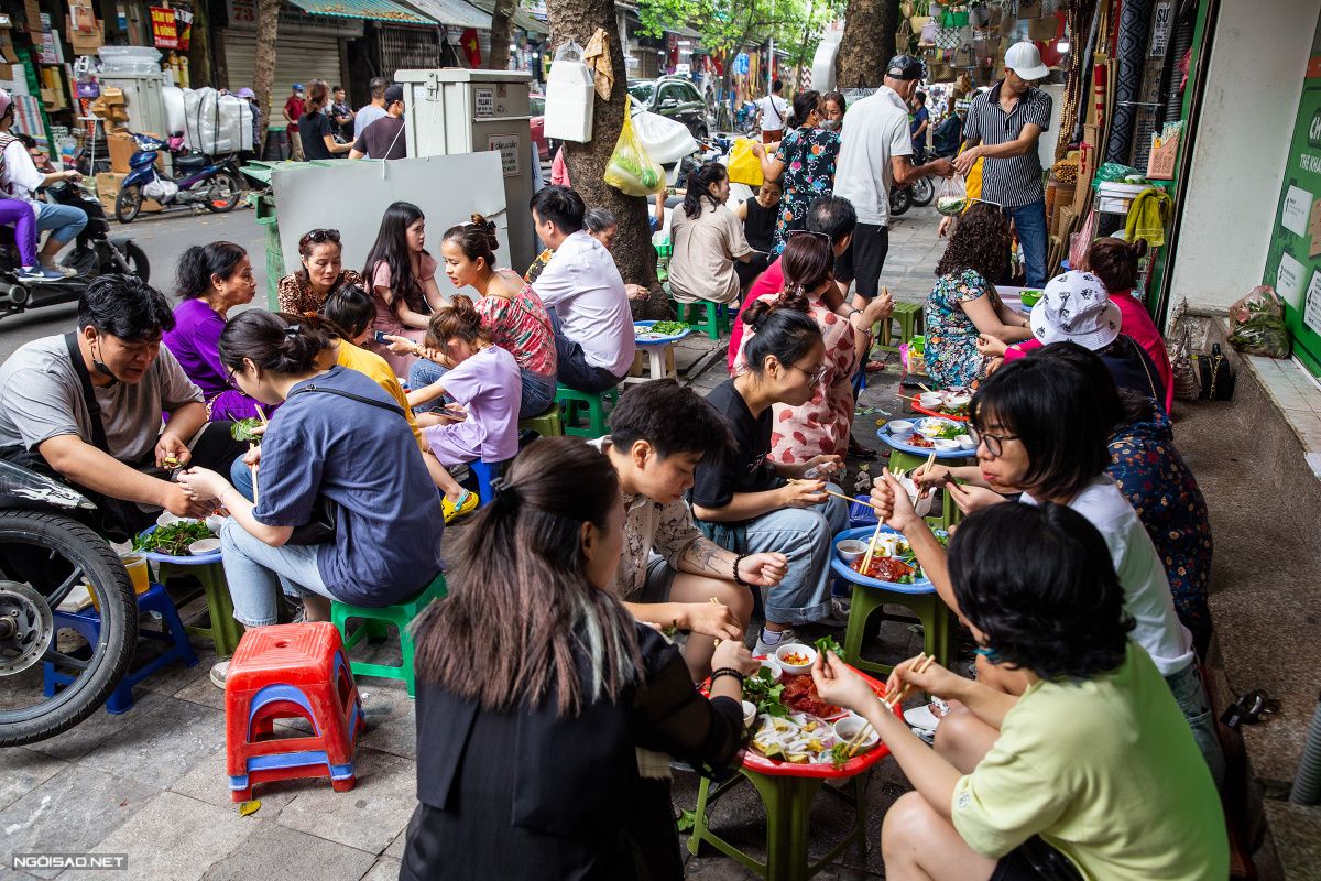 Quán sứa vỉa hè gần 80 năm đông nghịt khách ở Hà Nội