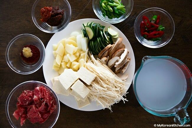 Canh tương đậu Hàn Quốc nóng hổi cho ngày lạnh