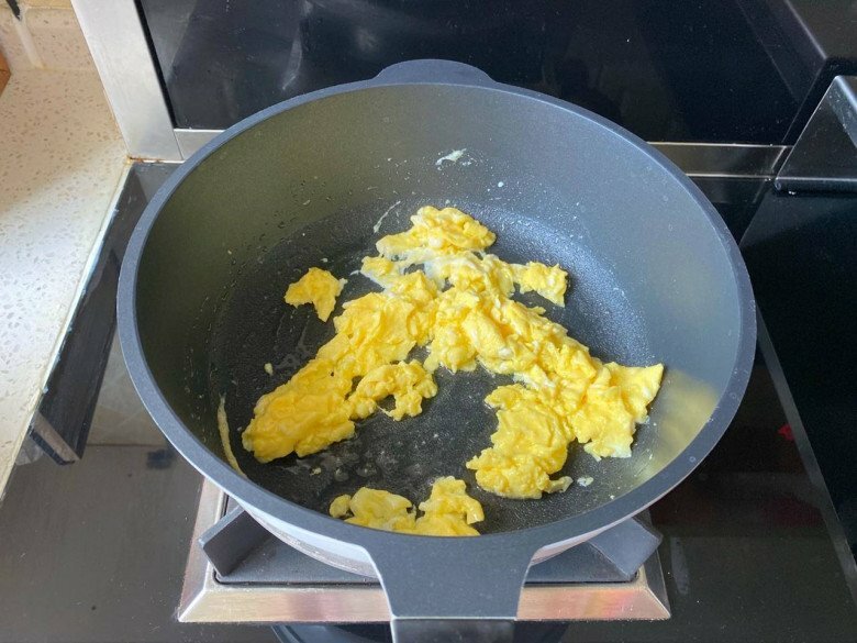 Rang cơm trứng kiểu này 10 phút là xong ngay, màu đẹp, vị còn ngon hơn ngoài hàng
