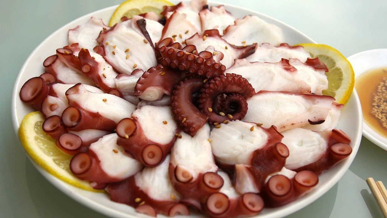 Cuối tuần rồi, thử làm món bạch tuộc tái chanh kiểu Thái đang 
