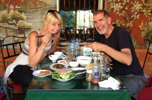 Du khách Mỹ 'choáng váng' khi ăn thịt rắn Việt Nam
