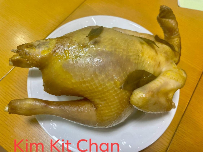 Mẹ Việt ở Nhật hướng dẫn cách làm món gà ủ muối thơm ngon chuẩn vị nhà hàng, phần da vàng ươm ăn giòn sần sật một lần nhớ mãi Thịt gà thơm mùi lá chanh, gừng, sả, tiêu, hành tây, hương thơm đậm vị như kiểu gà hun khói. Đặc biệt gà ủ muối nhưng không hề bị mặn.