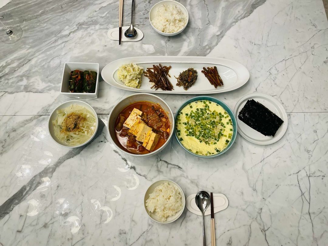 Son Ye Jin liên tục nấu đổi món cơm nhà