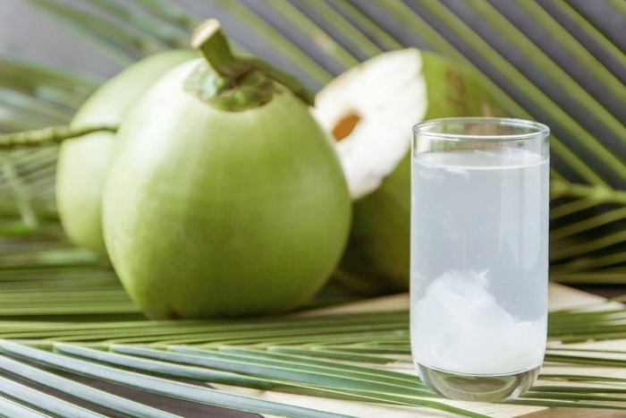 Uống nước dừa thay nước lọc mùa nắng nóng có được không?