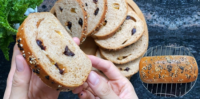 Cách làm bánh mì nguyên cám đơn giản cho hội chị em ăn kiêng: Thành phẩm mềm xốp cực ngon!