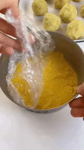 Bánh Trung thu nhân trứng chảy ngon tuyệt vời: Cách làm cực đơn giản!