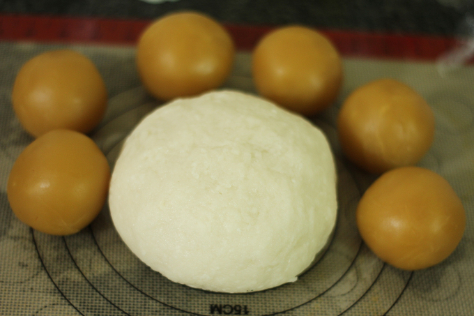 Cách làm bánh dẻo nhân đậu xanh trứng muối