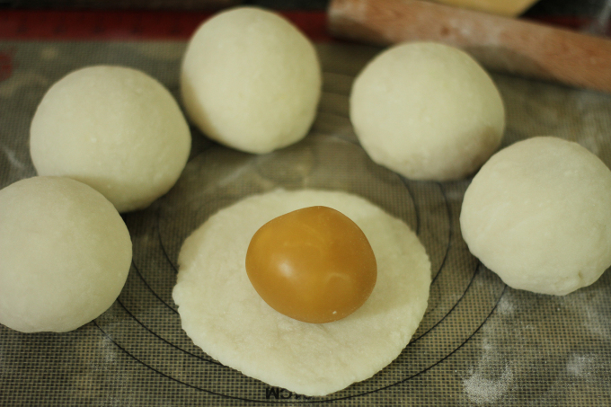 Cách làm bánh dẻo nhân đậu xanh trứng muối